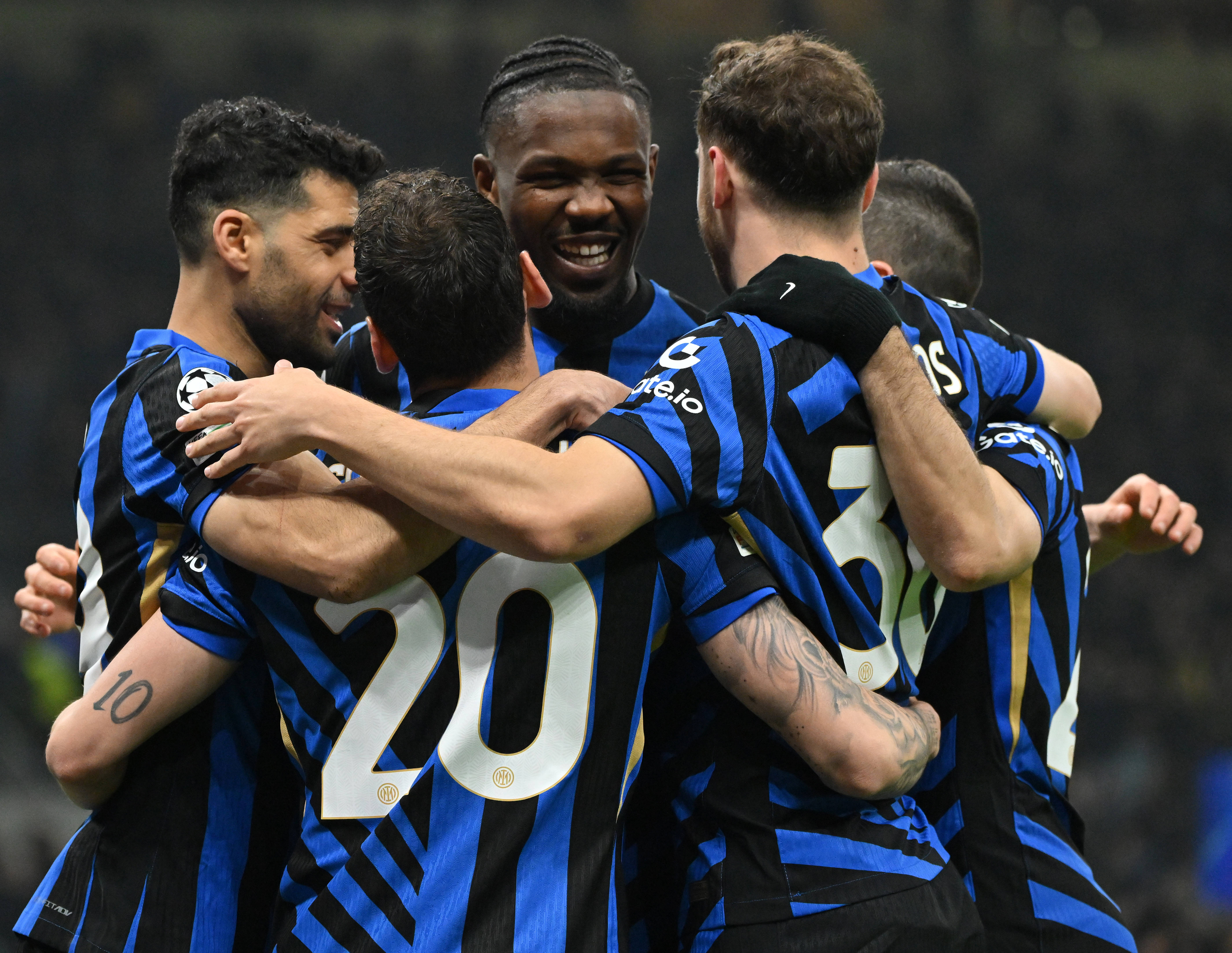 包含利物浦主场逆转拜仁，晋级欧冠八强的词条